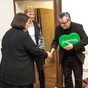 Fest 20 + 1 Jahre HörBibliothek Mariahilf im März 2019 / Foto: F. Hadler Christa Wiener-Pucher und Margit Weis von der HörBibliothek Mariahilf danken Johannes Silberschneider