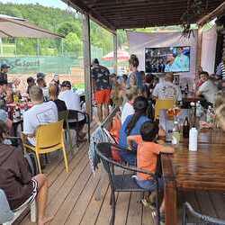 Gemeinsames Fussball-WM-Schauen am DSG Tennisplatz in Mariatrost