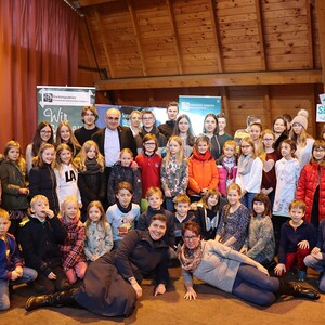 Gruppenfoto von Dobl und Lieboch mit Bischof Wilhelm Krautwaschl in der Sulmtalhalle in Pistorf