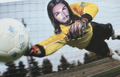'Jesus saves' ('Jesus rettet') ist dieses Bild untertitelt. Nicht selten findet religiöses Vokabular in der Fußballsprache Niederschlag.