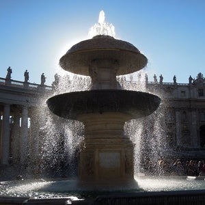 Brunnen am Petersplatz in Rom / Anna Kirchengast