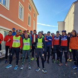 Laufgruppe vor dem Start mit der Friedenslicht-Fackel