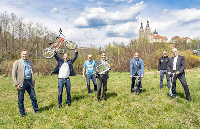 Bezirksvorsteher Erwin Wurzinger, Sportstadtrat Kurt Hohensinner, Sportamtsleiter Thomas Rajakovics, Bürgermeister Siegfried Nagl, Vizebürgermeister Mario Eustacchio, Bernd Kindermann (DSG), Stefan Herker (Sportunion)