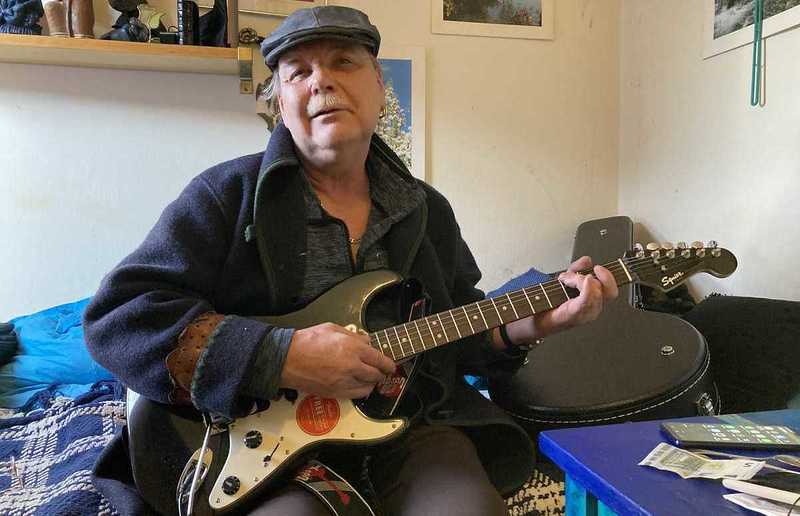 Erich liebt Musik und gibt sogleich eine Probe seines Könnens auf der E-Gitarre. / Margit Huber Erich liebt Musik und gibt sogleich eine Probe seines Könnens auf der E-Gitarre.