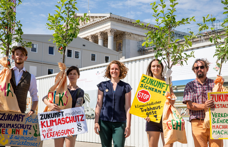 PIXELCOMA | Cliff Kapatais