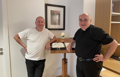 Ein Servus zum Abschied: Josef Windisch zu Gast bei Diözesanbischof Wilhelm Krautwaschl vor der Abreise ins Sabbatical nach Afrika.